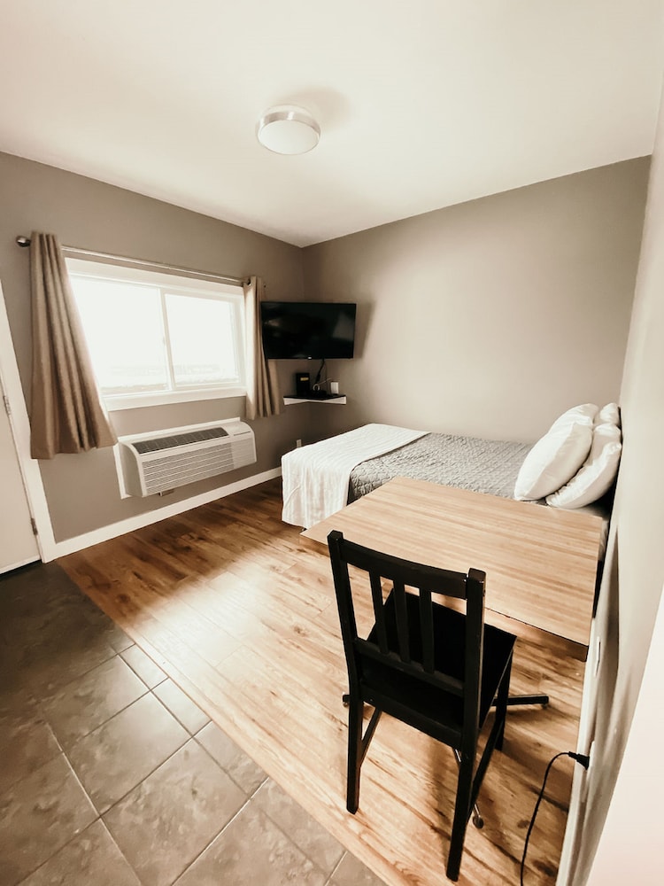 Hinton Highway Inn
