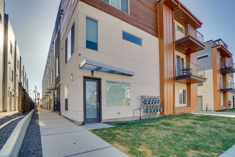 Rooftop Deck & Mtn Views: Luxe Denver Home