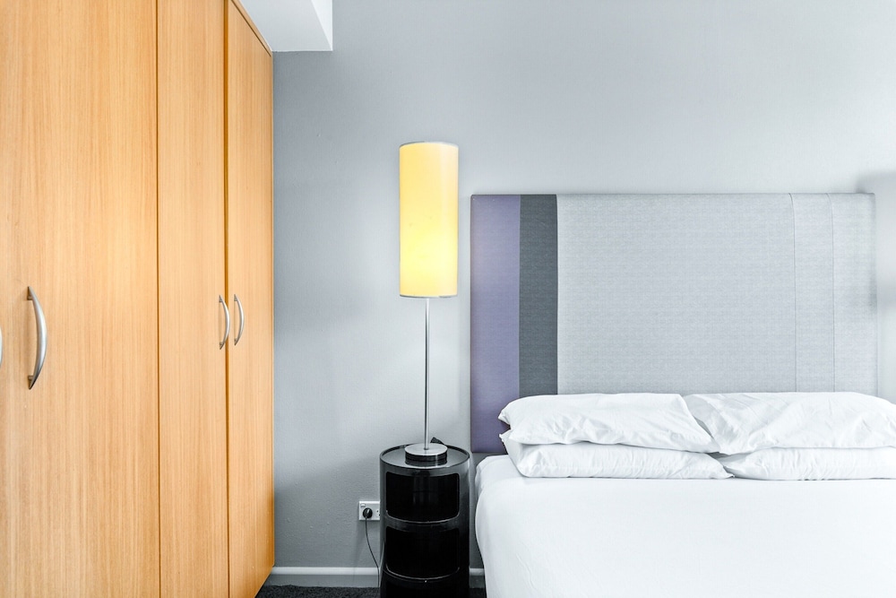 Sleek 1-bed by Jubilee Park With Pool