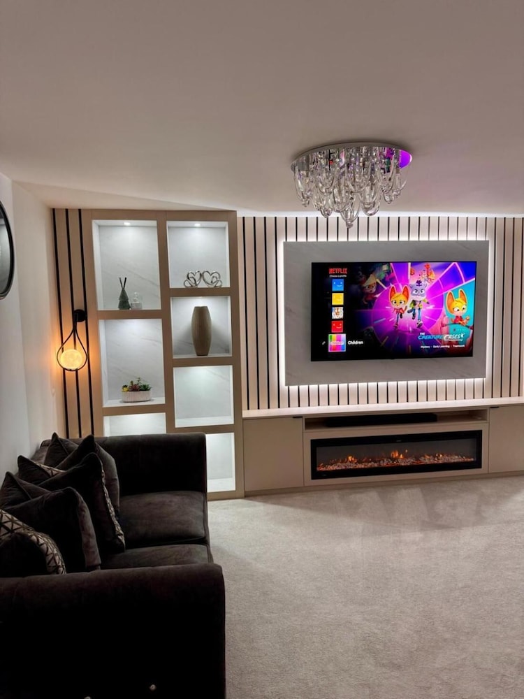 High END Spacious 4 Bed House - Free Parking