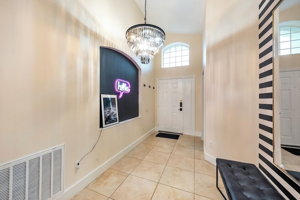 Bright Queen BR + Pool Retreat Near Disney
