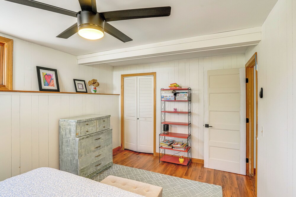 Watercrafts & Dock: Stunning Lakehouse in Becket!