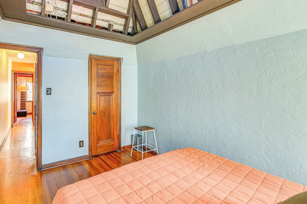 1 Mi to Ocean! Home w/ Rooftop Deck in Long Beach