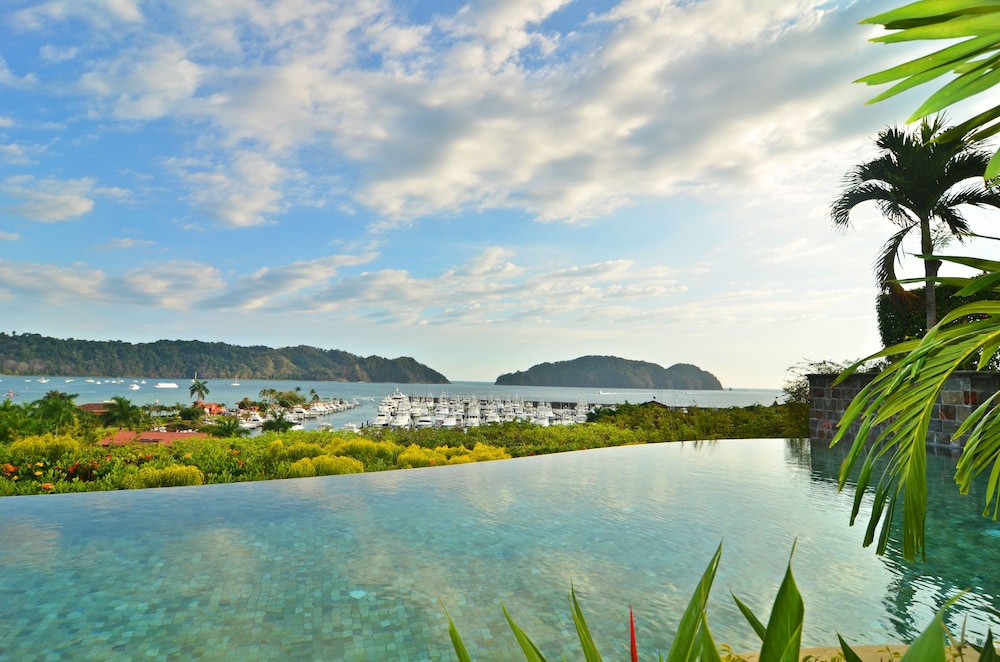 CR Luxury Los Sueños Condos