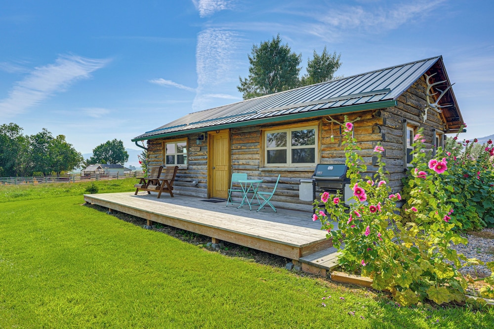 Montana Mountain Getaway: Deck & Amazing Views