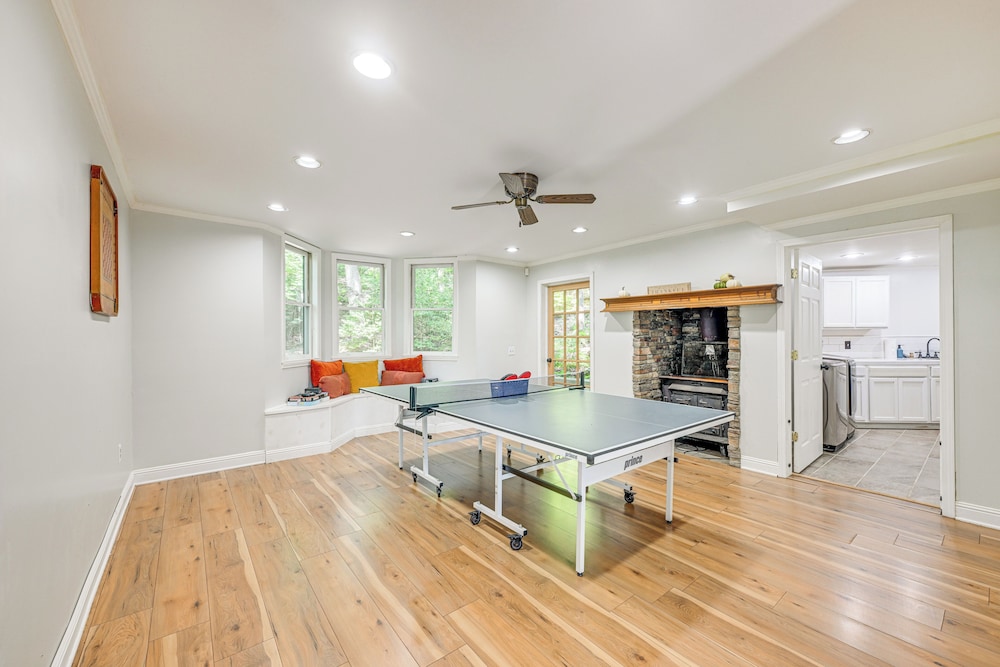 5-story Group Getaway w/ Game Room in Franklin!