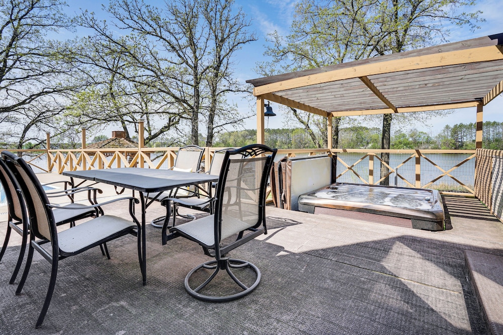 'love Lake Retreat w/ Hot Tub in New Richmond!