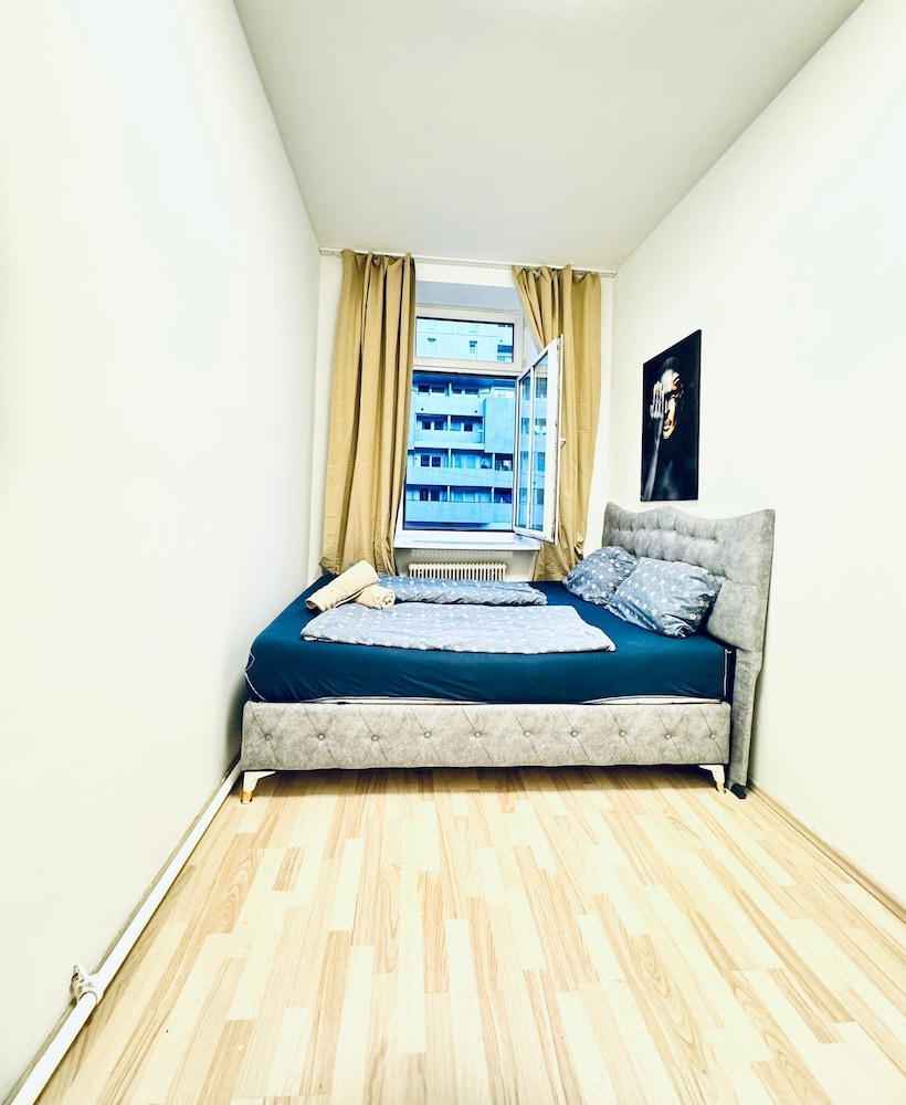 Simple 3BR Apartment for 6 FAC Platz