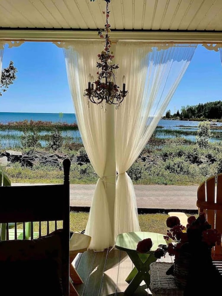 Hot Tub Waterfront Cottage - Near Sauble Beach