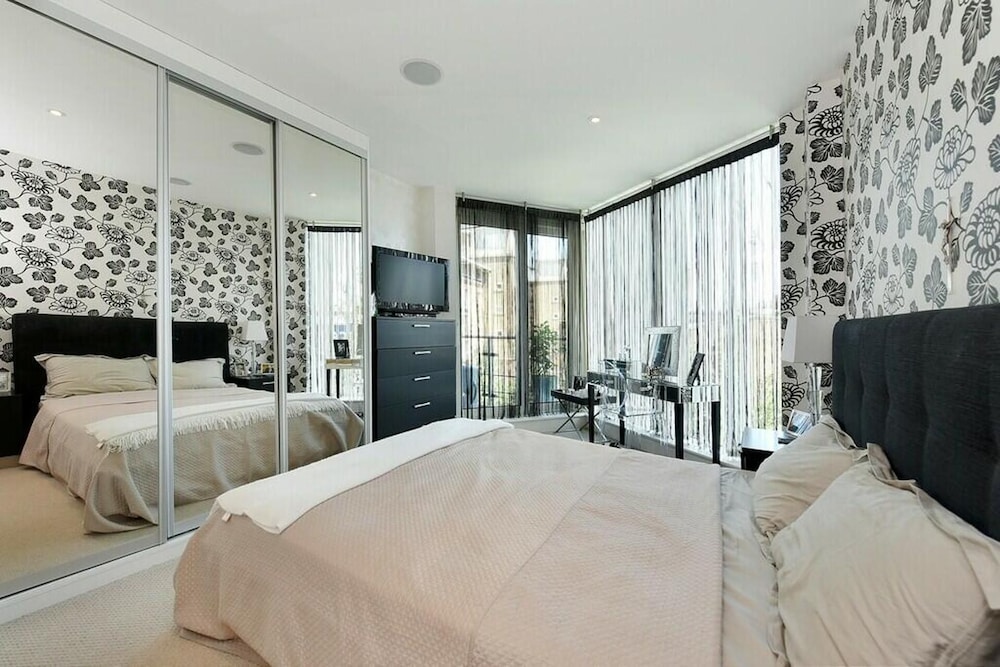 Luxury City Apartment in London Battersea Reach view 5