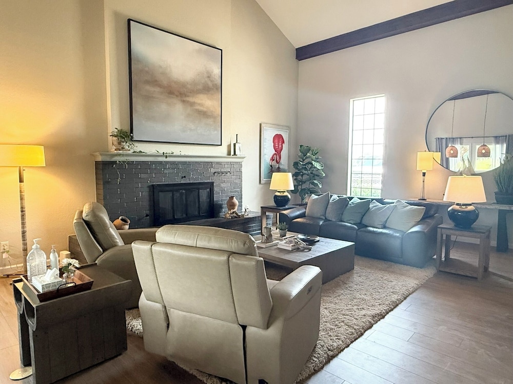 Lakeview Lounge Group-friendly Near Hefner LW