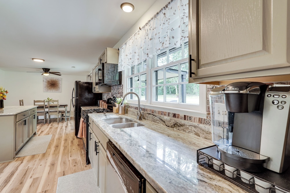 Group Getaway w/ Fenced Yard & Pool Table in Wrens