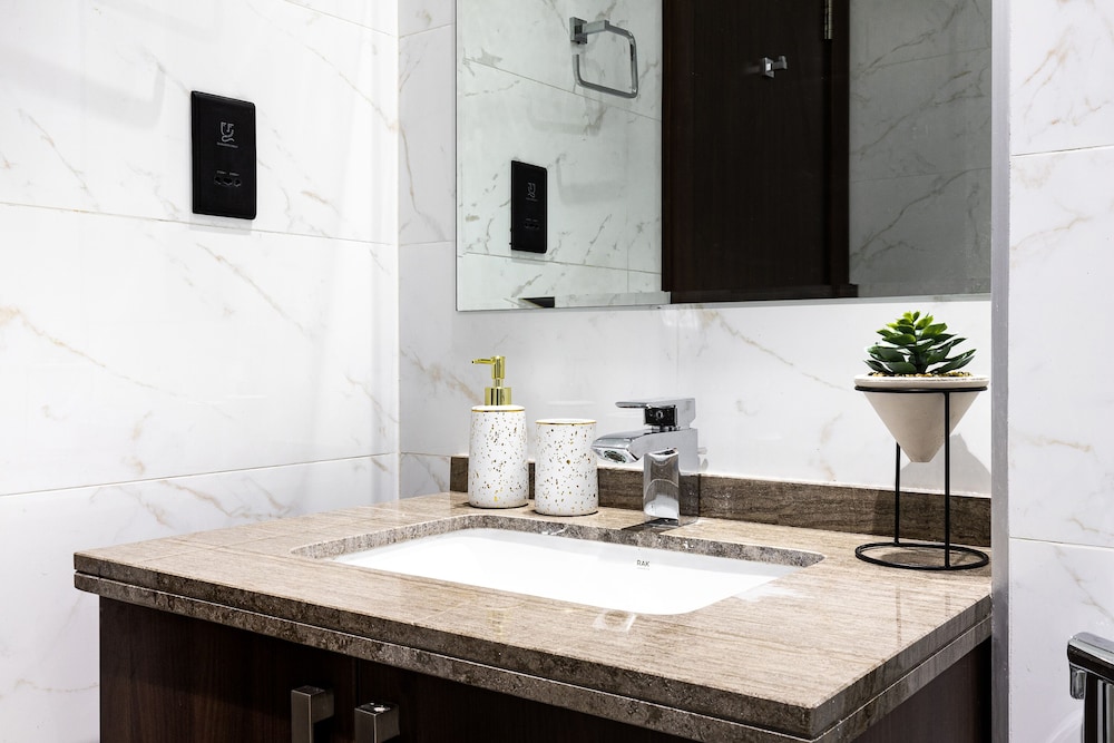 GLOBALSTAY. J One Tower Apartments