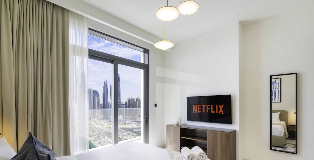 LUX The Marina Vista Beachfront Suite 2