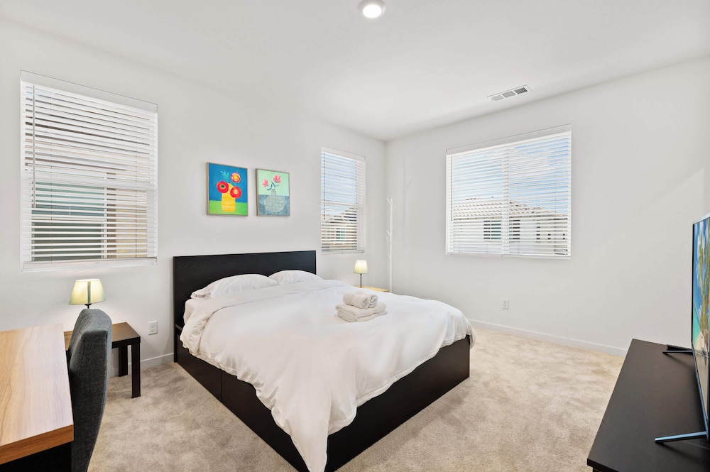 Sunny & Stylish Near LA 4BR Home w Desks & Lounge