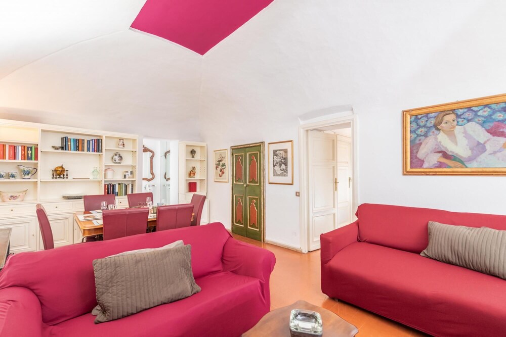 Aurora in Pantheon Apartment