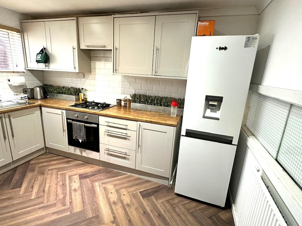 Leamington Spa-3 Bed-garden-pets-parking