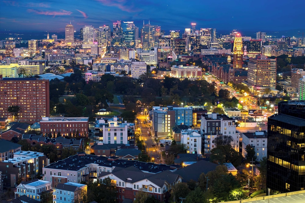 Sleeps 24 4 Modern Midtown Apartments w/ Gym + Pool Walkable to Shops & Eats