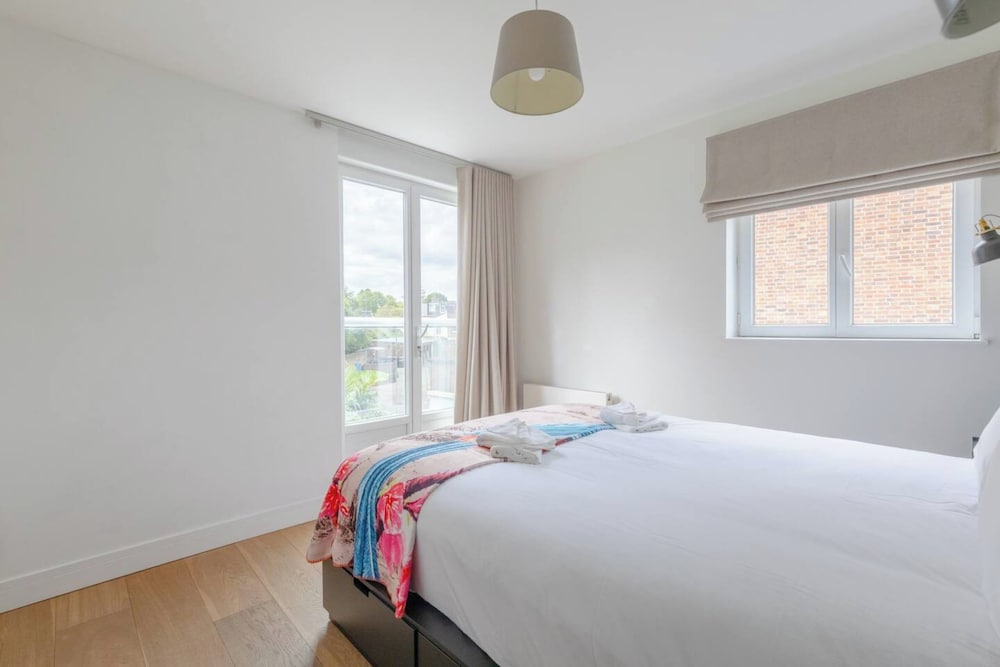Chic & Contemporary 3BD Flat - Barnes!