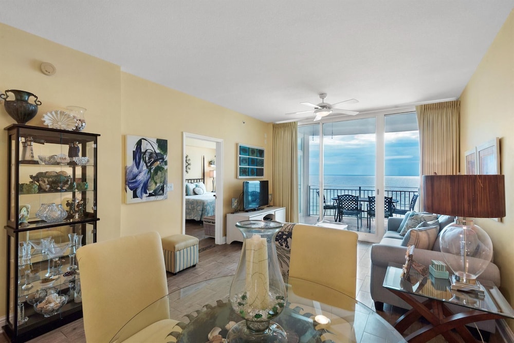 Aqua Resort 706