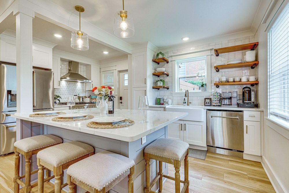 Dtwn Retreat w/ Game Room! Walk to Hampton Park