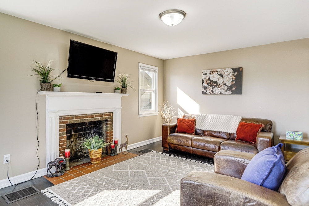 2 Mi to UD: Pet-friendly Home w/ Fenced Yard!