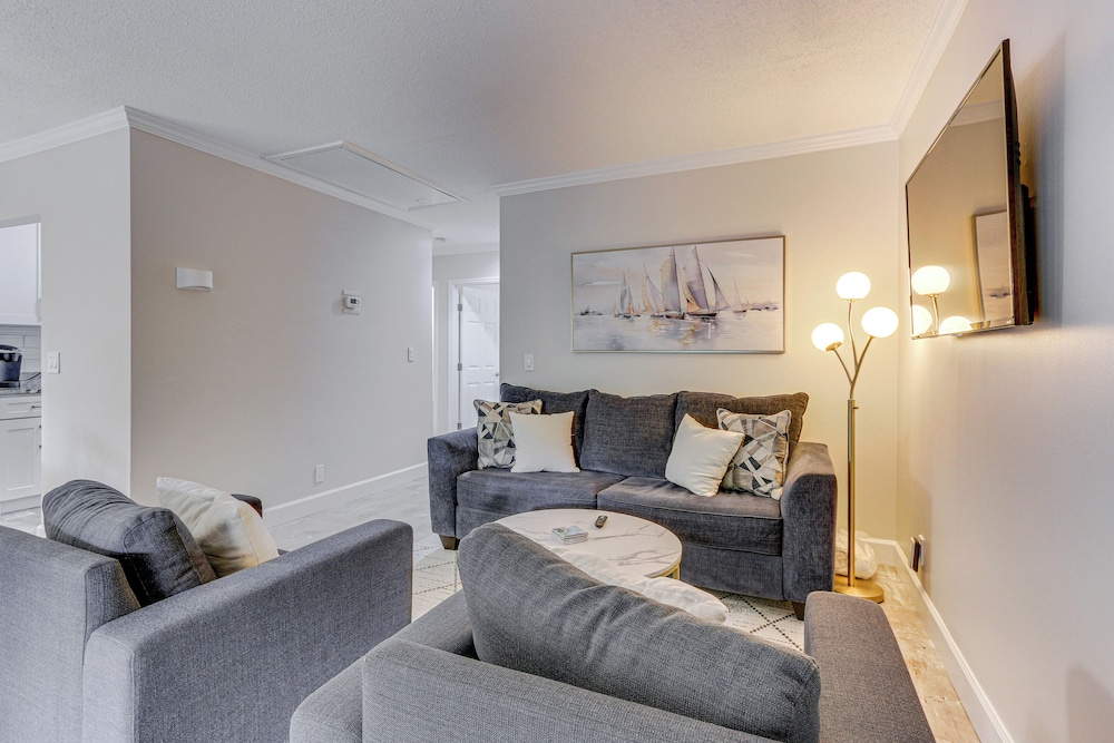 Walk to Folly Field Beach: Condo w/ Pool Access