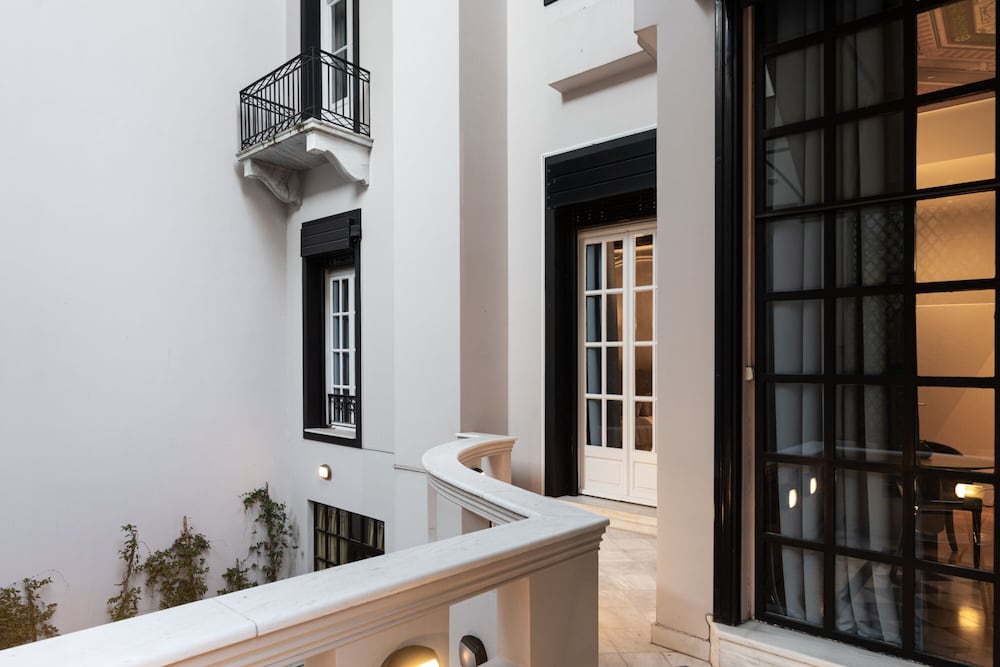33 Solonos Suites