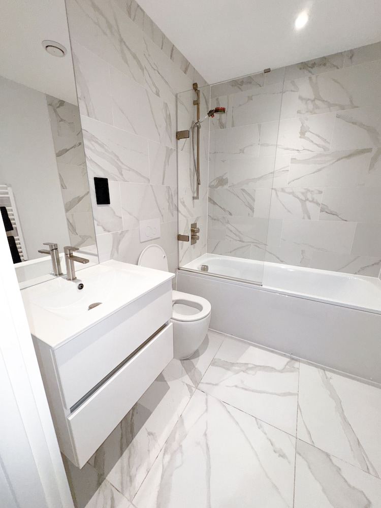2 Bed Flat - Sleeps 4 - Parking - Wifi