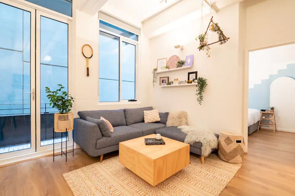 Beautiful 1 Bedroom Apartment Next to Southern Cross Station