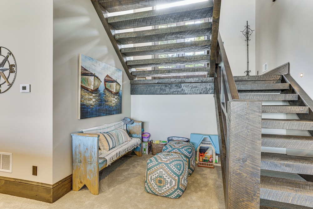 River Views + Wraparound Deck: Dubuque Getaway