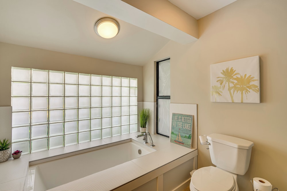 10 Mi to Beach: Poolside Paradise in Fort Myers!
