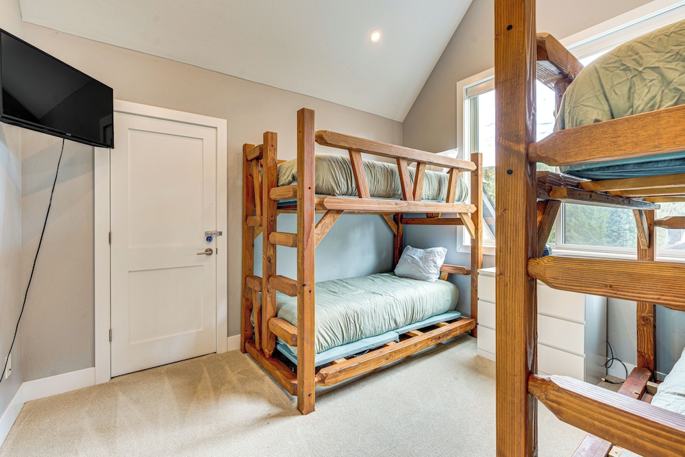 Ski-in/ski-out Gemini Lift Access! Home w/ Hot Tub