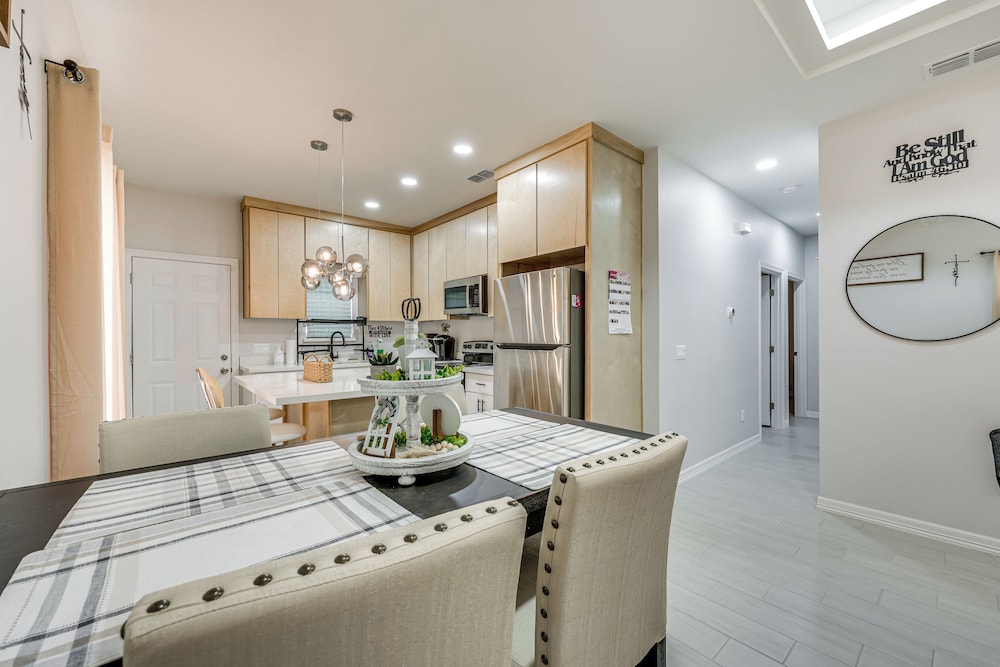 4 Mi to Dtwn: Modern Apartment in Edinburg!