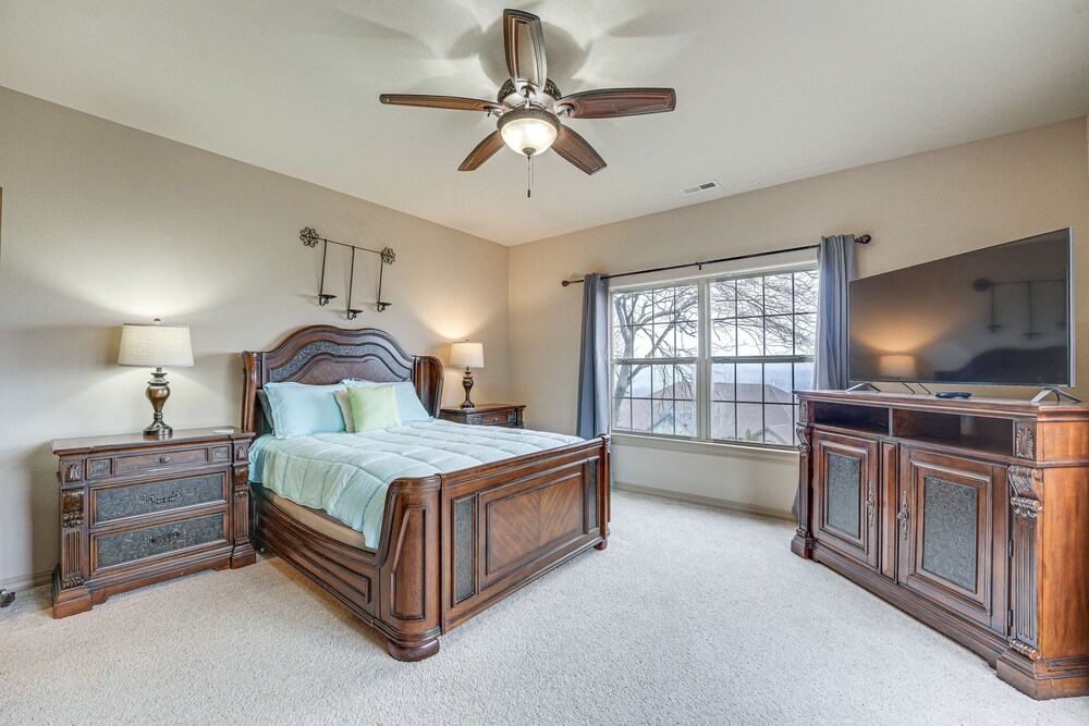 Relax Fireside: Branson West Gem w/ Hot Tub Access