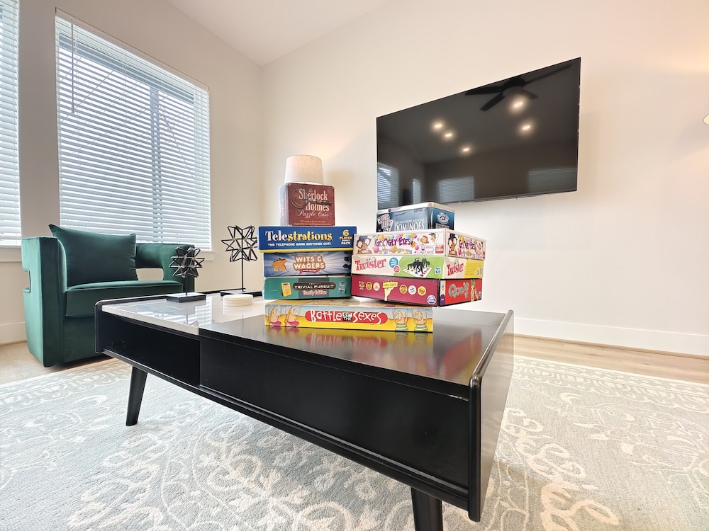 Northside Retreat Chic 3 Bdr, Pet Friendly!