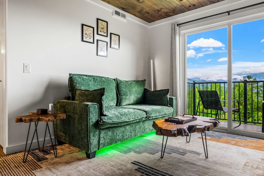 Gatlinburg Condo King Bed Pool Mountain Views