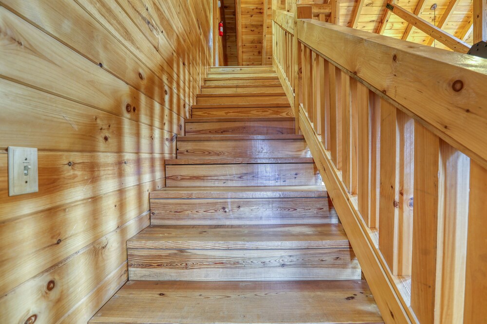 Mountain View - 2 Bedrooms, 2 Baths, Sleeps 6 Cabin by RedAwning