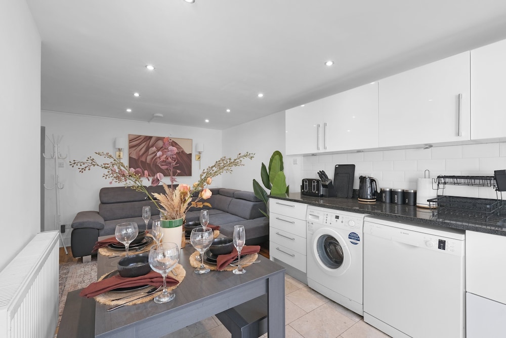 Luxury 3BR 2BA with Hot Tub and Garden