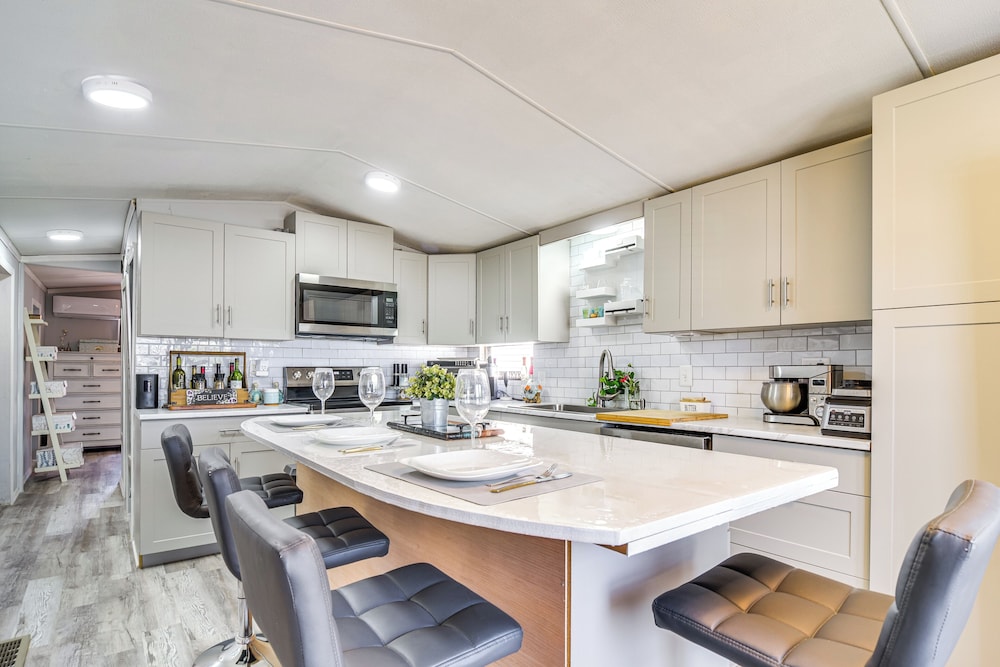 10 Mi to Beaches: Home w/ Pool Access in Largo!