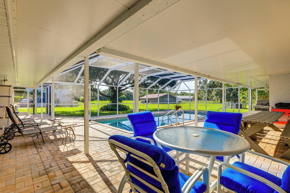 Sunny Sarasota Stay: Screened Pool + Pet Friendly
