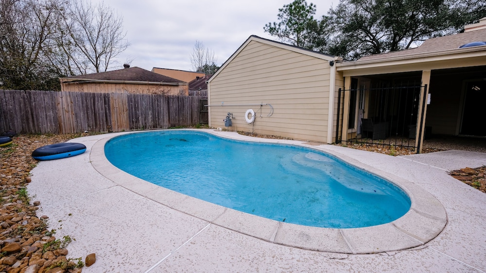 3Bdrm 2.5Bath 6Beds - Pool House - Image 3