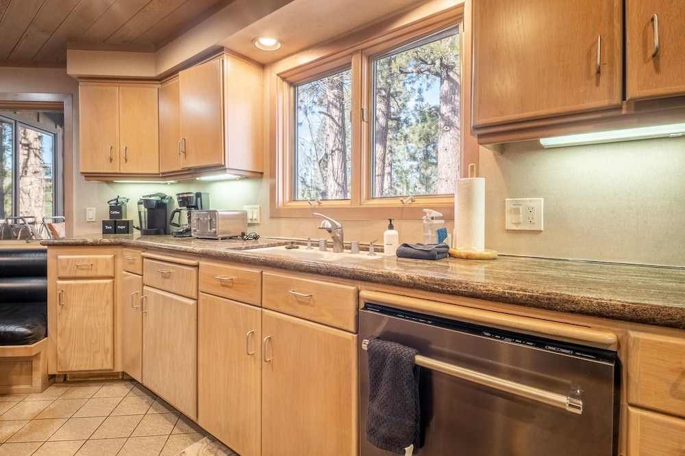 Heavenly Valley by Avantstay Home w Pool Sauna Hot Tub Game Room Tennis Crt Basketball Crt