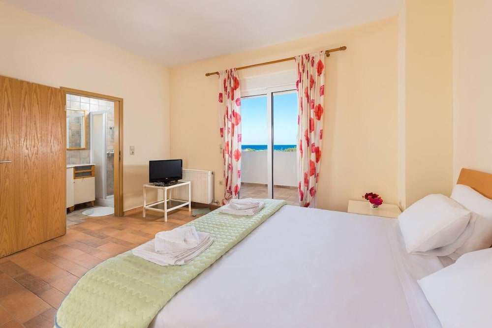 Stunning 5-bed Villa in Gennadi! view 4
