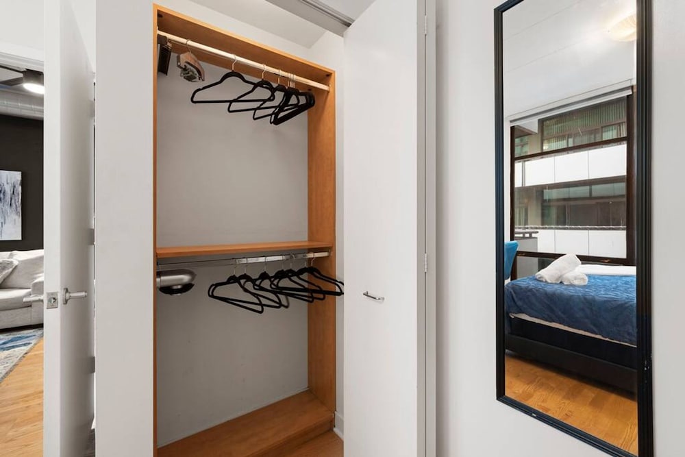 Sleek 2 Bed 2 Bath Condo in Trendy Fulton Market