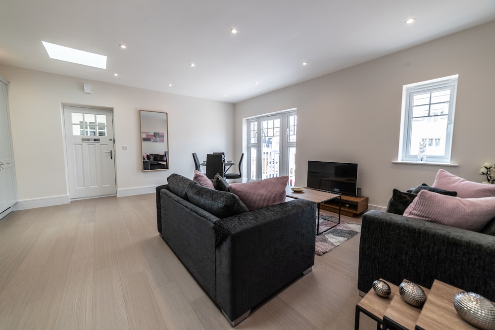 Reading Green Park Village Serviced Apt