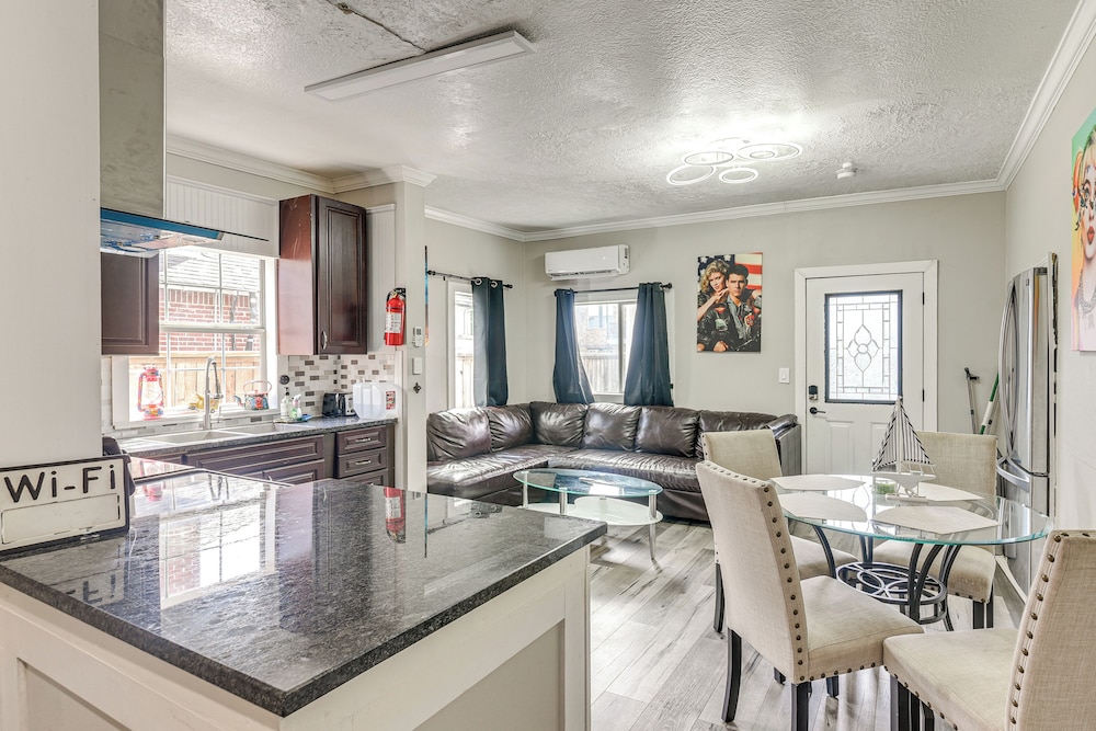 2 Mi to Dtwn, Steps to Dining: Houston Haven!