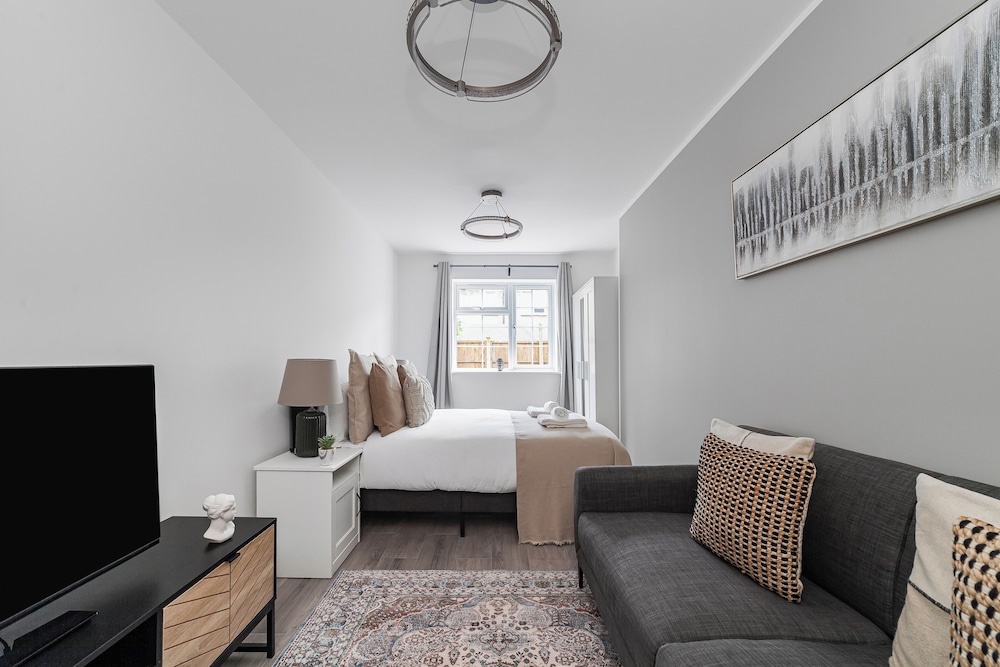 Spacious Room In Morden