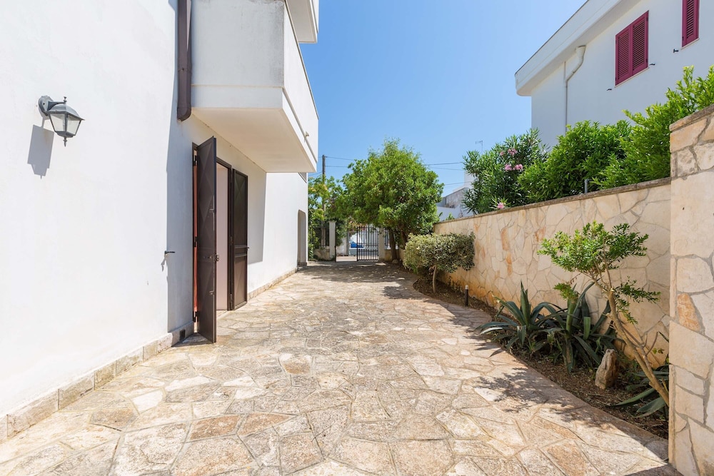 2042 Villa Rossella Blu view 3