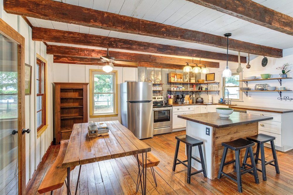 Lake Wateree Retreat: Dock & Screened Porch!